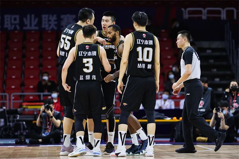山西队横扫辽宁队，布克统治全场