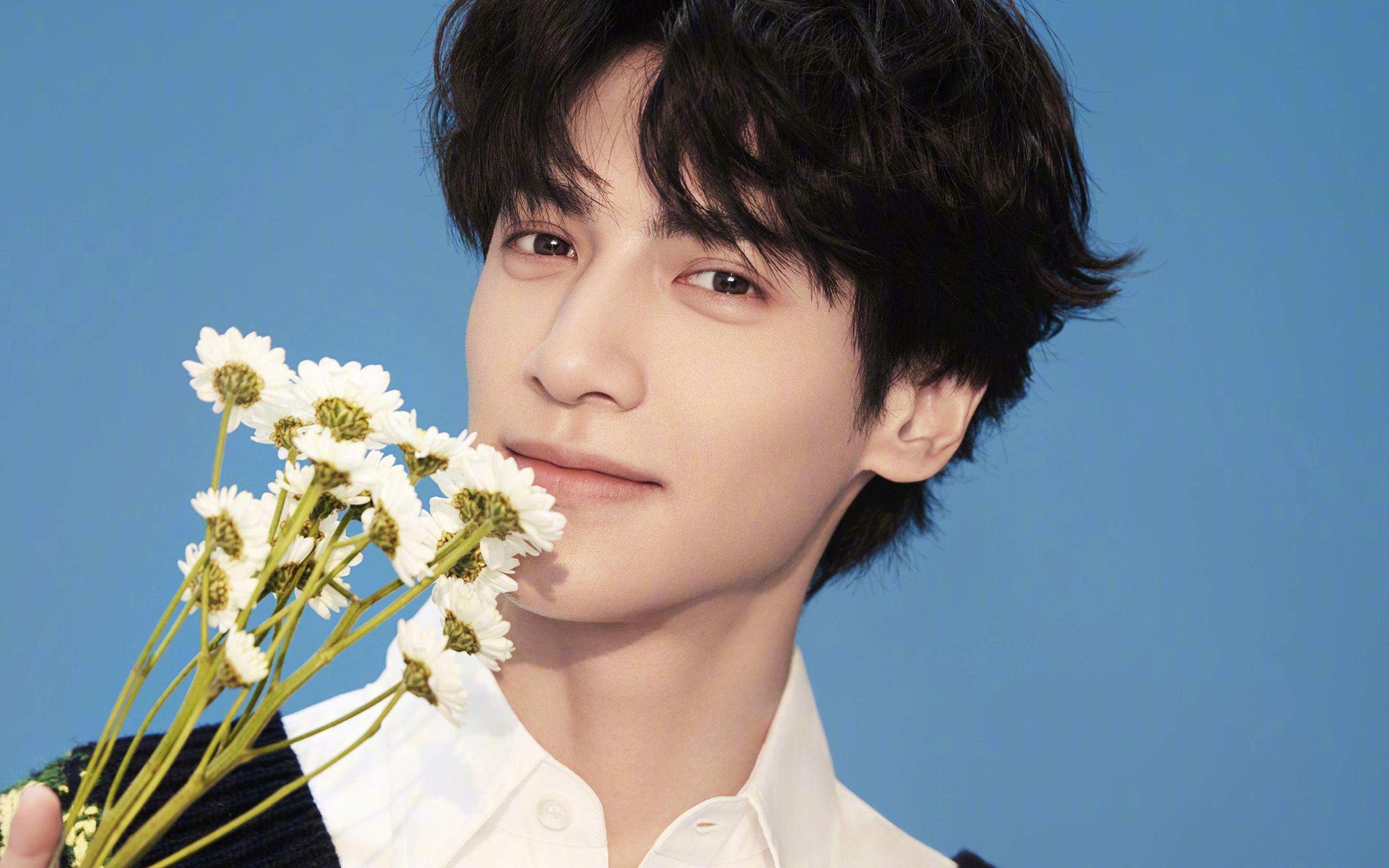 亚洲之光，双星闪耀，从伊朗铁壁到黄喜灿的英超统治力